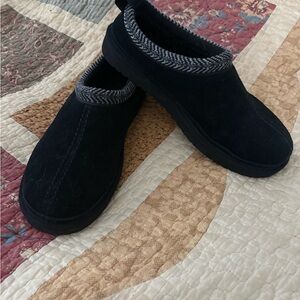 Koolaburra By Ugg Black Suede Footwear Slippers Size 9